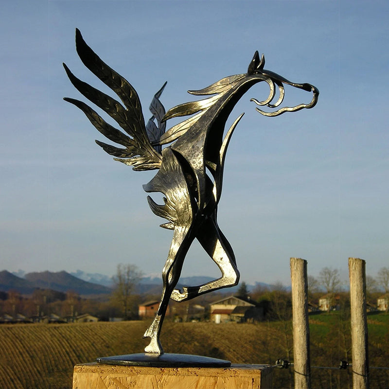 Closora | Kiss Horse Sculpture