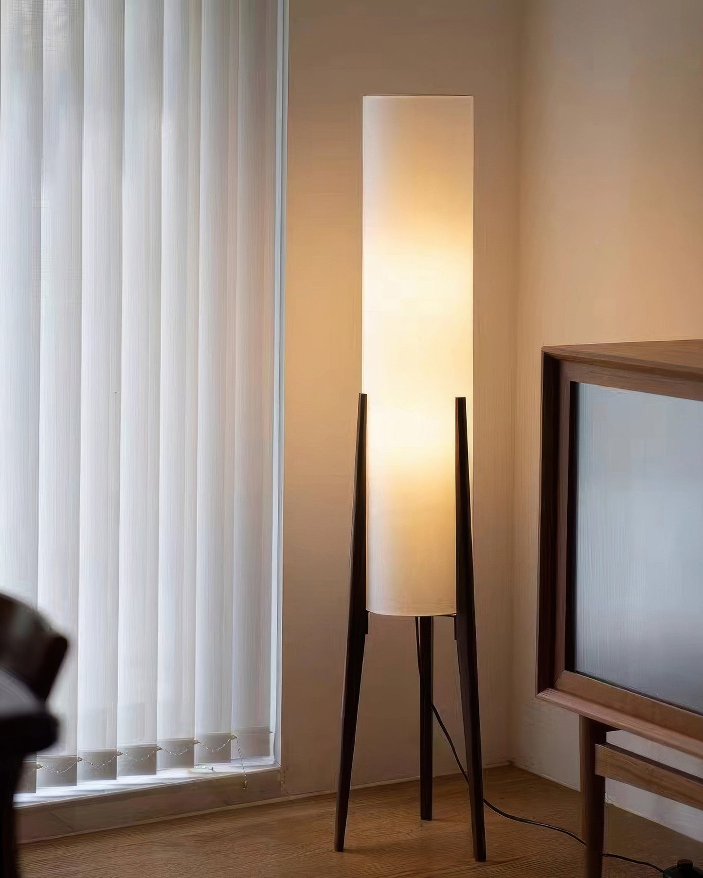 Floor Lamp in Walnut - Modern & Retro Design | Art Lamp